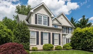 Saltarse comidas y trabajar horas extras: los sacrificios que hacen los estadounidenses para pagar una vivienda (inglés)