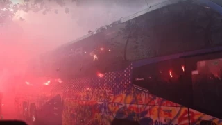 ¡La afición del Barcelona apedrea por error su propio autobús!