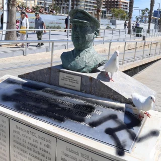Pintan una esvástica nazi en el busto del capitán del Stanbrook