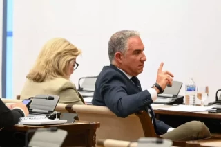 Cuando creíamos haberlo visto todo: Elías Bendodo utiliza una entrada de la Wikipedia como si fuera la prueba de un delito contra Illa