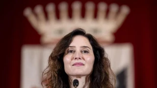 Madrid vuelve al 'ciudadano anónimo' al hablar del novio de Ayuso y evita reconocer que mintieron