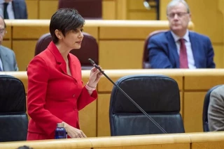 Rodríguez defiende la colaboración público-privada y Podemos le acusa de estar "con los fondos buitre"