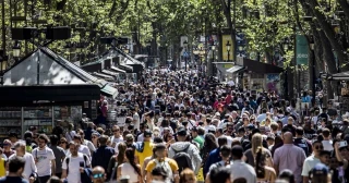 «Apestando a turista»: al igual que en Venecia, crece en España el rechazo al turismo masivo
