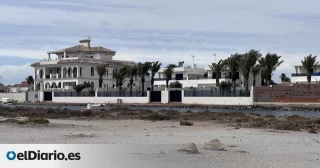 Un tour 'pormishuevista' por el urbanismo especulativo de La Manga: "Vendieron un paraíso que tenía trampa"