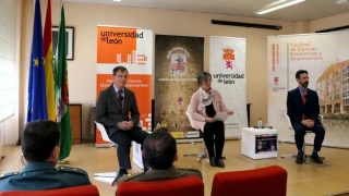 Estudiantes de la Universidad de León se levantan de una conferencia "belicista" que pedía "militarizar" España