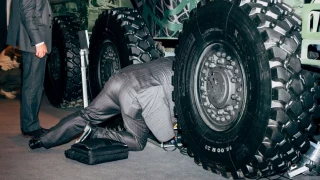 Vender armas "como aspiradoras": la mirada de un fotógrafo al extraño mundo de las ferias mundiales de armas