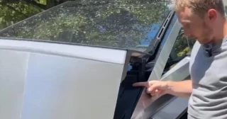 El dueño de un Cybertruck prueba el nuevo sistema anti-amputaciones de Tesla y casi le arranca el dedo