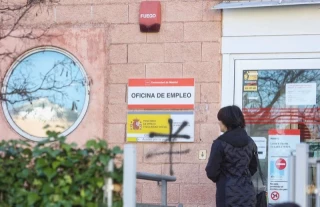 El paro baja en 60.503 personas en abril y cae a mínimos desde septiembre de 2008