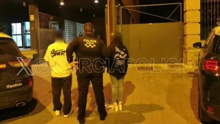Dos padres abandonan a su hijo de dos años  para irse de fiesta