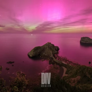 La historia de una foto única: la aurora boreal que tiñó el cielo de Gaztelugatxe de rojo