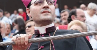 La extravagante vida del obispo excomulgado, piso de 800 m2 en la Gran Vía de Bilbao y sirvientas con cofia