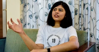 Mujer recibe trasplantes de mano de donante masculino pero con el tiempo se vuelven más femeninas [ENG]