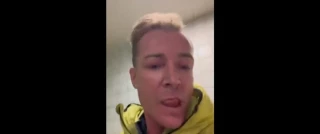 Un político alemán se hace viral lamiendo retretes en un baño público