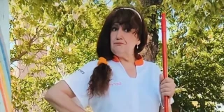 Una limpiadora de un colegio de Madrid, a la calle por bailar en TikTok con la mopa y el uniforme