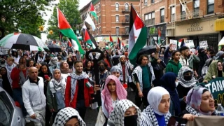 La policía de Nueva York detiene violentamente a manifestantes propalestinos (EN)
