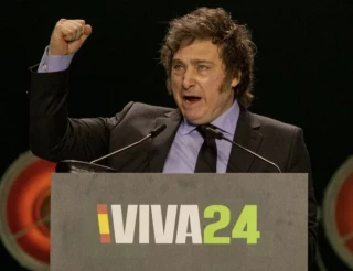 El activista Javier Milei logra, en un gesto heroico, visitar España en plena dictadura, reunirse con la resistencia e insultar públicamente al dictador y a su mujer sin que nadie le detenga