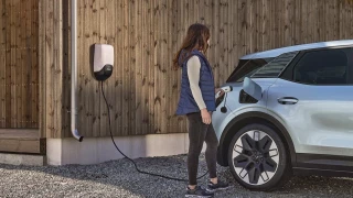 Ford está desesperado: pierde 100.000 euros por coche eléctrico y le pide un 'plan B' a los proveedores