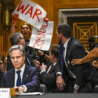 "¡Criminal de guerra!": Activistas interrumpen discurso de Blinken