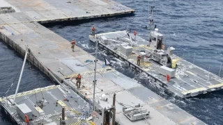 Parte del muelle estadounidense de 300 millones de $ en Gaza colapsa y las mareas lo llevan a Ashdod [EN]