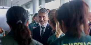 Una agente denuncia a su jefa y la envían a 500 kilómetros de sus hijos, de 4 y 7 años