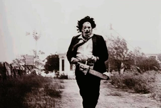 El diario Tiempo Argentino conmemora el cincuentenario de la película La masacre de Texas: "A 50 años del primer perverso con una motosierra que no dejaba nada vivo a su paso"