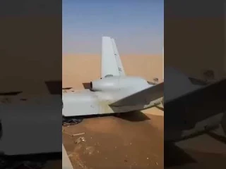 Hutíes derriban dron estadounidense MQ-9 Reaper y posan entre sus restos   (árabe)