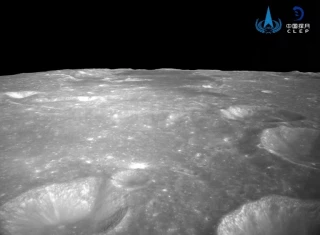 La sonda china Chang'e-6 despegó con éxito de la Luna cargando muestras tomadas en la cara oculta del satélite terrestre, algo inédito en la exploración espacial, informó este martes la prensa estatal