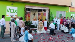 El Corpus de Nàquera hace parada en la sede de Vox