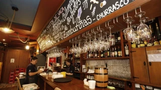 No puedes tener un camarero sirviendo hasta la medianoche y después pedirle que friegue