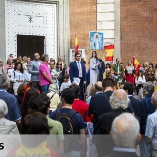 Día de reflexión, día de oración en Ferraz: primero el rosario, después insultos a Sánchez