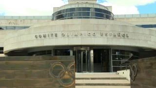 Detenido un vigilante de seguridad del Comité Olímpico Español por eyacular en las botellas de agua de sus compañeras