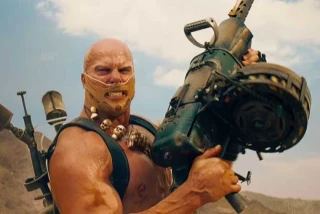 "Hay que distinguir ficción y realidad". El actor que hace de villano pedófilo en 'Furiosa', obligado a rogar al público que deje de acosarle en redes