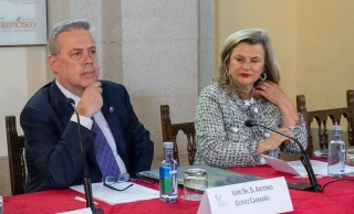 La Xunta regala seis meses de vacaciones con sueldo a la prima de Feijóo tras cesarla como gerente de los hospitales de Santiago