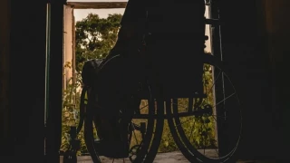 Un joven con discapacidad del 88% duerme en un parking de Gran Canaria desde hace 15 días