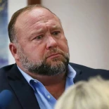 Un juez ordena la liquidación de los bienes de Alex Jones para que pague su condena por mentir y negar la masacre de Sandy Hook