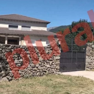 Ay, si el chalé sin licencia del juez Peinado fuera de Begoña Gómez…