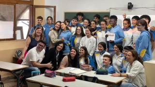 "¿Pensabas que te íbamos a dejar atrás?": profesores y alumnos financian el viaje de fin de curso de un niño que llegó en patera hace 3 años