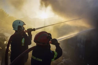 Detenidos 13 tripulantes de un yate, acusados de provocar un incendio en Grecia tras lanzar fuegos artificiales [RELACIONADA]