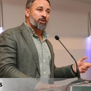 Vox traspasa otros 3,5 millones a la fundación privada que preside Abascal y ya son nueve en cinco años