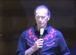 Bertín Osborne canta para "4 gatos", se va y culpa al equipo técnico