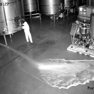 Detenida una mujer en Valladolid por sabotear la bodega Cepa 21 y vaciar 60.000 litros de vino: era una exempleada