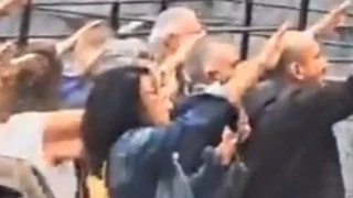 Un grupo de personas canta el cara al sol a plena luz del día en Gijón