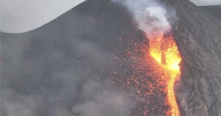 Italia, en vilo ante la erupción de los volcanes Etna y Estrómboli