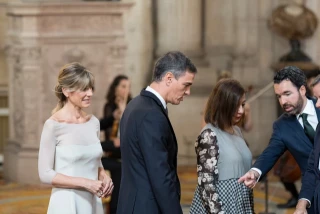 El Gobierno denuncia la "clara y gravísima indefensión" de Begoña Gómez tras aplazarse su declaración ante el juez
