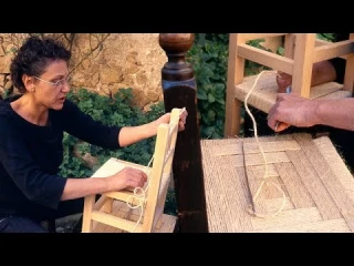 Encordado de sillas a mano con cuerdas naturales. Restauración tradicional de sillas centenarias
