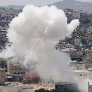 Israel bombardeó esta noche la ciudad de Deir al Balah, a donde ordenó evacuar a los miles de habitantes del corazón y las áreas orientales de ciudad de Gaza