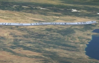 Despliegan una pancarta de 600 kilómetros con el texto «hoy en día ya no se puede decir nada»