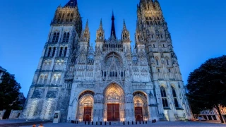 La aguja de la catedral de Ruan, en llamas