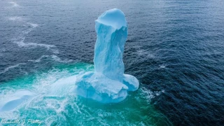 Un iceberg gigante en forma de falo flotando en la bahía de Concepción sorprende a los residentes de Dildo, Canadá [ENG]
