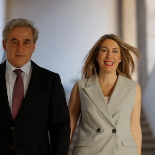 El consejero de Vox en el Gobierno extremeño desobedece a su partido y seguirá en el cargo